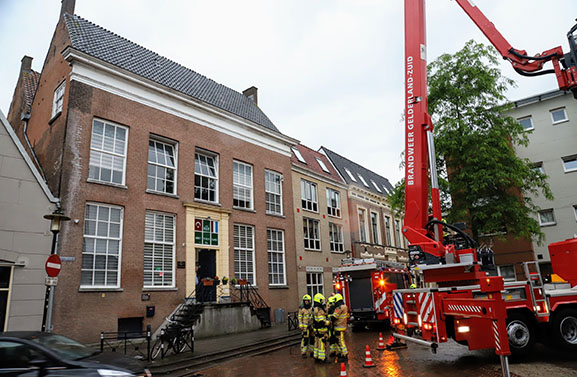 Losse dakpannen op de moskee in Tiel zorgden voor gevaarlijke situatie