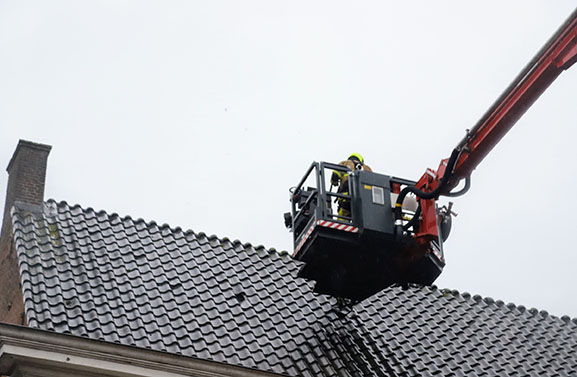 Losse dakpannen op de moskee in Tiel zorgden voor gevaarlijke situatie