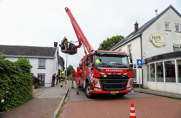 Brandweer Geldermalsen redt poes die al twee dagen in dakgoot zat