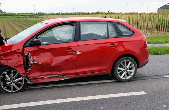 Veel schade bij botsing van twee auto's op N320 bij Lienden