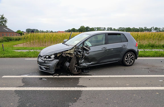 Veel schade bij botsing van twee auto's op N320 bij Lienden