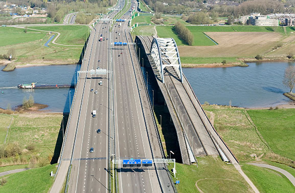 Onderzoek naar explosieven bij de Lekbrug in Vianen