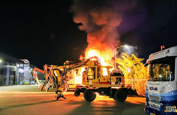 Graafmachine in brand op industrieterrein in Tiel