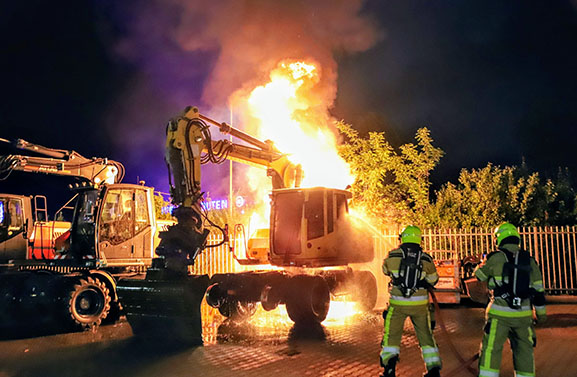 Graafmachine in brand op industrieterrein in Tiel