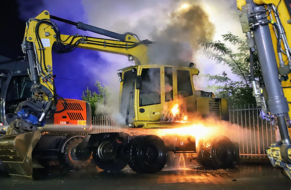Graafmachine in brand op industrieterrein in Tiel