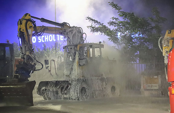 Graafmachine in brand op industrieterrein in Tiel