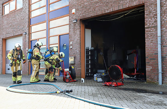 Opslagbox van bedrijfsverzamelgebouw in Leerdam uitgebrand