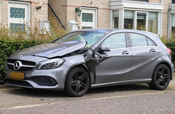 Explosief afgegaan bij auto aan J. van Zeestraat in Meteren