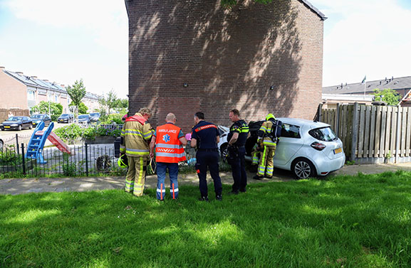 Auto knalt tegen zijgevel van woning in Tiel