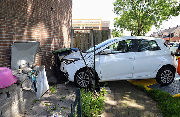 Auto knalt tegen zijgevel van woning in Tiel