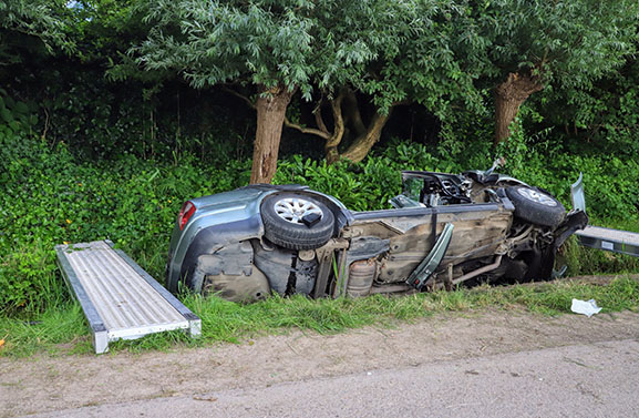 Vijf gewonden bij ernstig ongeval in Lienden: auto op zijkant in sloot