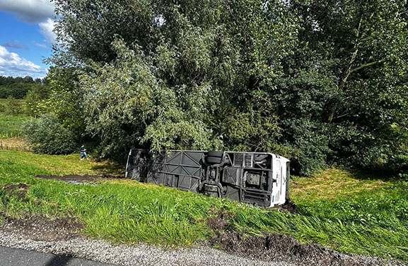 Touringcar belandt op zijkant onderaan de Diefdijk