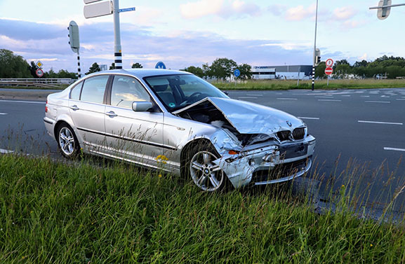 Auto rijdt bijna talud af bij botsing op viaduct over A15