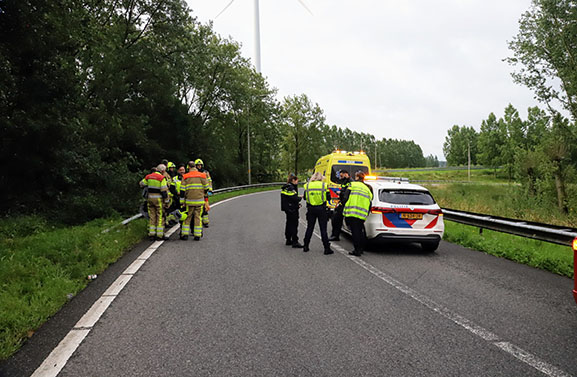 Auto vliegt uit bocht bij knooppunt Deil, man komt om het leven