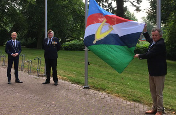 Veteranenvlag wappert voor het eerst bij het stadskantoor in Culemborg
