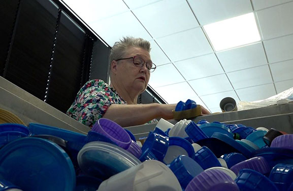 Dickij is helemaal niet blij met vaste plastic doppen