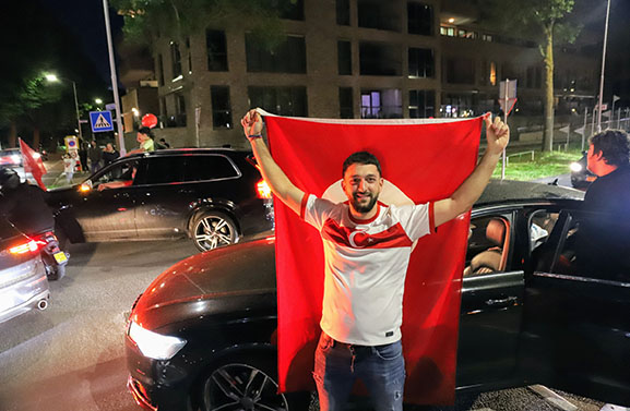 Turkse gemeenschap viert feest in Tiel na overwinning op Oostenrijk
