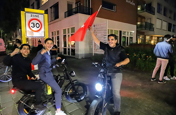 Turkse gemeenschap viert feest in Tiel na overwinning op Oostenrijk