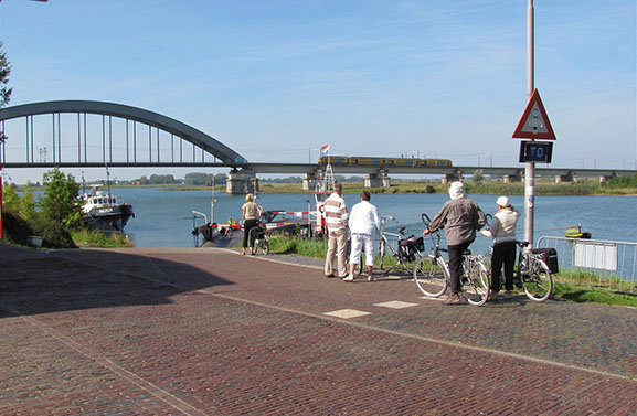 Manifestatie in Culemborg voor fietsbrug over de Lek