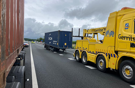 Vrachtwagen verliest aanhanger op A15 bij Geldermalsen