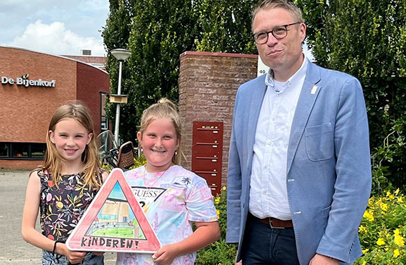 Kinderen Basisschool PWS uit Lexmond ontwerpen nieuw verkeersbord