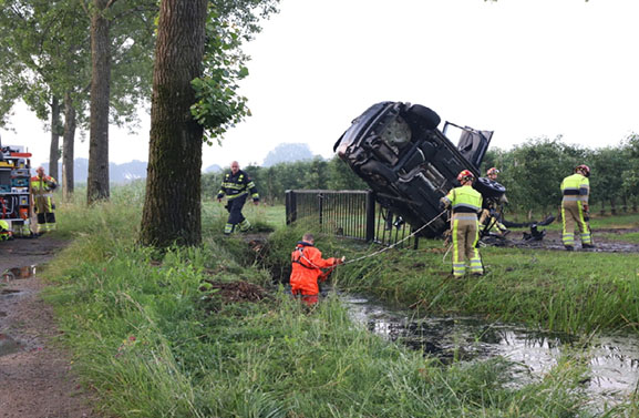 Auto belandt op hek bij ongeval in Lienden