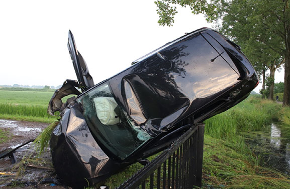 Auto belandt op hek bij ongeval in Lienden