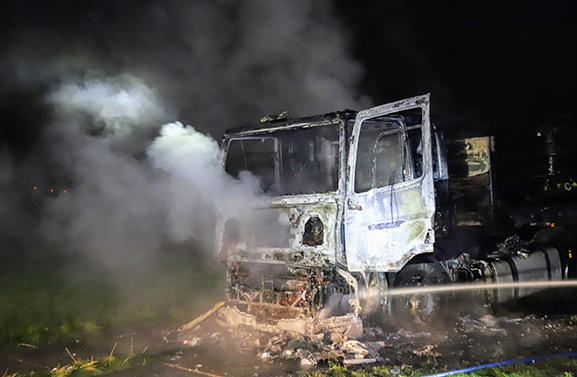 Vrachtwagenbrand in weiland in Neerijnen