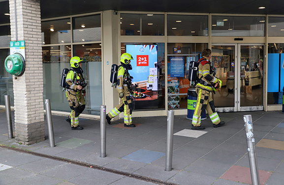 Brandweer in Tiel uitgerukt voor gaslucht bij Albert Heijn Kamperfoelie