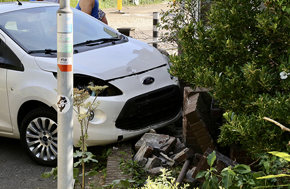 Auto komt tegen woning tot stilstand