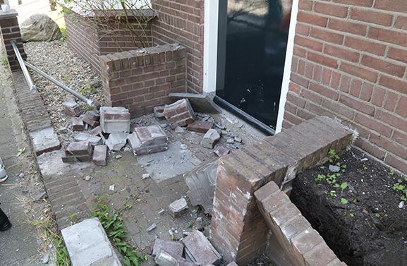 Auto komt tegen woning tot stilstand