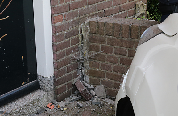 Auto komt tegen woning tot stilstand
