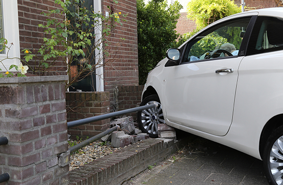 Auto komt tegen woning tot stilstand