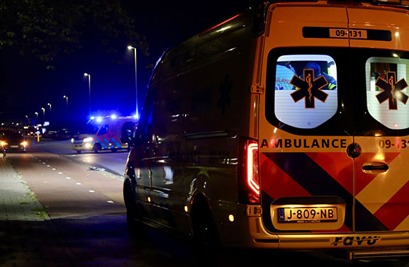 Twee personen gewond en hond overleden bij aanrijding met scooter