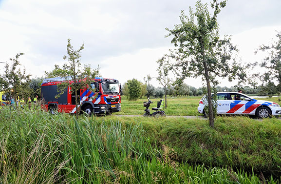 Man belandt met zijn scootmobiel in water