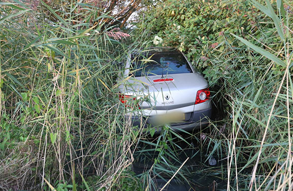 Auto in de sloot in Maurik, bestuurder spoorloos