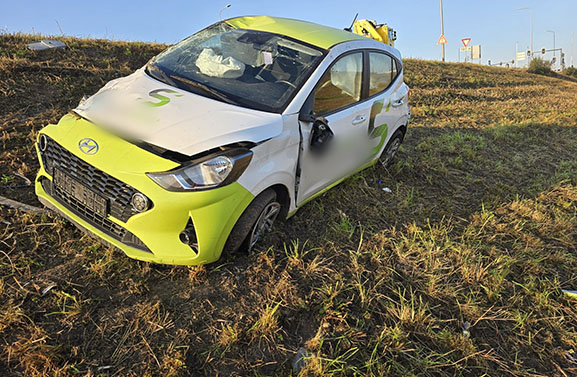 Auto slaat meerdere malen over de kop op afrit A15 bij Ochten