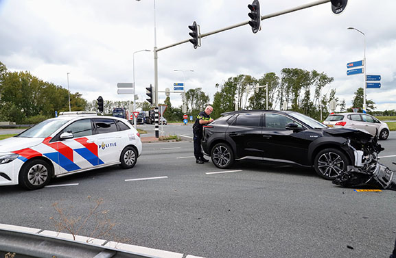Personenauto botst tegen vrachtwagentrailer op N323 bij Echteld