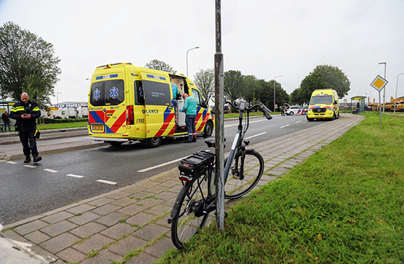 Fietser met spoed overgebracht naar ziekenhuis na ongeval in Vuren