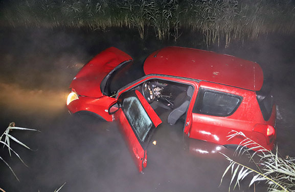 Auto belandt in sloot, motor blijft doordraaien in het water
