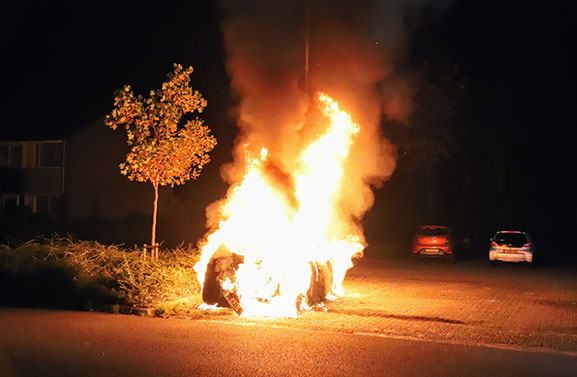 Auto volledig uitgebrand in Tiel, waarschijnlijk brandstichting