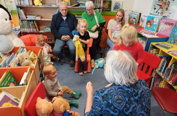 Knuffels zetten boel op stelten in de bieb in Dodewaard