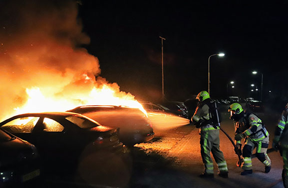 Twee auto's uitgebrand aan Hertog Arnoldstraat in Tiel