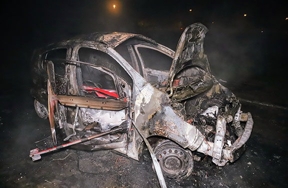 Jongeren kunnen brandende auto in Waardenburg op tijd verlaten