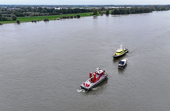 Plezierjacht vastgelopen op de Waal bij Haaften