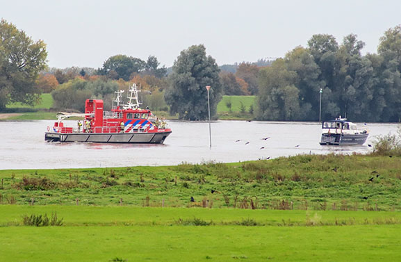 Plezierjacht vastgelopen op de Waal bij Haaften