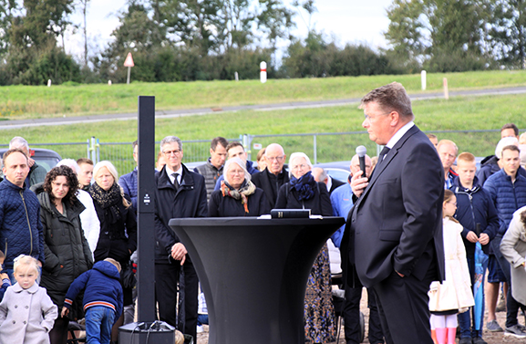 Eerste paal voor nieuwe kerk Gereformeerde Gemeente Kesteren in de grond