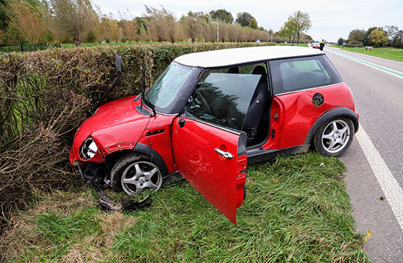 Struiken voorkomen dat auto in de sloot belandt langs N320 bij Beusichem