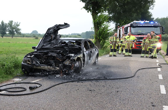 Auto vliegt spontaan in brand aan de Zeedijk in Culemborg