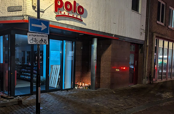 Bloemen en brandende kaarsjes voor door misdrijf overleden dakloze Hakim